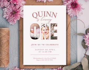 Op de afbeelding: Een roze en witte uitnodiging voor een eerste verjaardag met de naam Quinn en het woord "een" gespeld met foto's van een babymeisje. De uitnodiging bevat de datum, tijd en locatie van het feest.