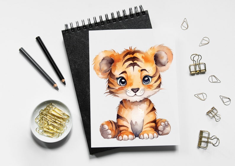 Pode incluir: Uma ilustra&ccedil;&atilde;o em aquarela de um filhote de tigre fofo com listras laranja e pretas. O filhote de tigre est&aacute; sentado em um fundo branco e tem grandes olhos azuis.