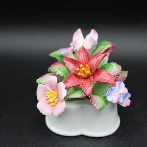 Flowers Royal Doulton Ornament Flower Arrangement in Basket, Porcelain