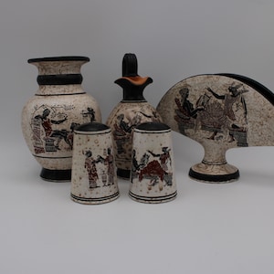 Vase,Krug, Briefhalter und Salz und Pfefferstreuer im griechischen Design