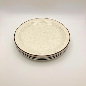 Puede incluir: Juego de tres tazas de cerámica con acabado mate moteado. Las tazas son de color crema, gris claro y gris oscuro. Cada taza tiene un diseño simple y minimalista, ideal para café o té.