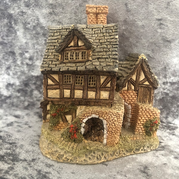 David Winter Cottage, The Bakehouse.  Collectible British hand painted Tudor house