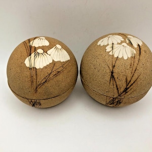 Paul Gooderham Gailey studiokeramik, par runda klotformade prydnadsburkar, souvenirburkar, dekorativa skålar med lock
