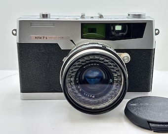 1970年代のヴィンテージ Petri FT 35 mm フィルムカメラ（革製ケース