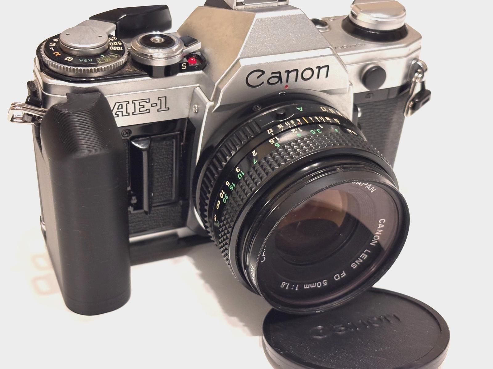 CANON AE-1 PROGRAM　50ｍｍ　グリップ、シグマzoomレンズ付 CANON AE-1 PROGRAM 50mm グリップ、シグマzoomレンズ付