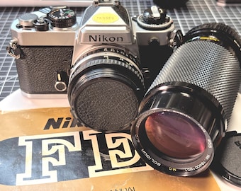 Schulter-Nikone FE 35 mm Film Kamera: Silver Nikkor 50 mm f/1.8 Soligor 80-200 mm Zoom Objektiv Handbuch