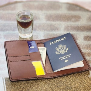 Cartera Pasaporte en Piel, Hecha a Mano.