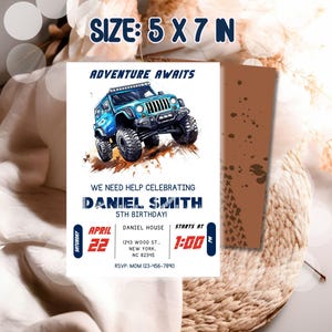 Op de afbeelding: Een uitnodiging van 12,7 x 17,8 cm met een illustratie van een blauwe terreinwagen. De tekst "ADVENTURE AWAITS" staat bovenaan, met details voor een 5e verjaardagsfeest, inclusief de naam "DANIEL SMITH", datum, tijd en locatie.
