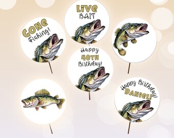 Puede incluir: Seis adornos redondos para cupcakes con temática de pesca. Los adornos presentan un pez gato de dibujos animados sobre un fondo blanco con texto dorado. El texto en los adornos dice "Gone Fishing!" "Live Bait" "Happy 40th Birthday!" y "Happy Birthday Daniel!"