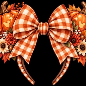 Könnte beinhalten: Ein Haarreif mit einer großen orange-weiß karierten Schleife zwischen zwei orangefarbenen Kürbissen. Jeder Kürbis ist mit einer kleinen Mausohr-Silhouette verziert und von Herbstblättern, Sonnenblumen und kleinen roten Beeren umgeben.