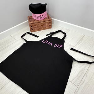 PERSONALİZED Apron, Little Chef Apron and Hat Set, Pink and black embroidery toddler apron set, Girls Apron, Toddler apron, mini chef,apron