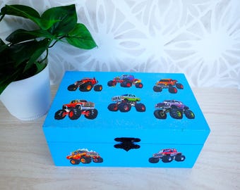 Camiones en una caja decorativa azul cielo para Navidad, cumpleaños o cualquier otra ocasión. A los niños les encantará.