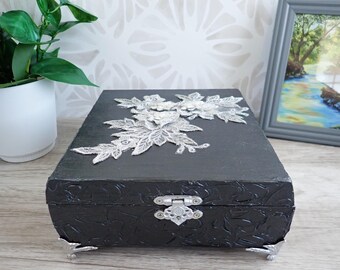 Caja decorativa pintada a mano: Caja de recuerdos floral gris carbón