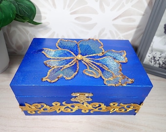 Caja decorativa azul real de recuerdo hecha a mano con flor de brocado