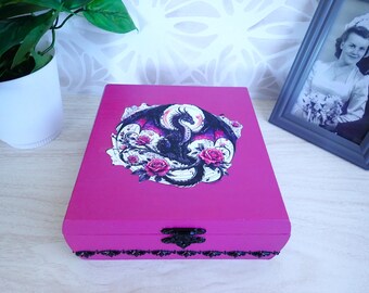 Caja de recuerdo con diseño de dragón en decoupage: color ciruela, acabado iridiscente