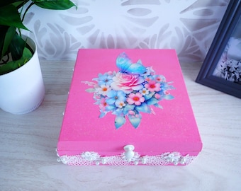 Caja decorativa rosa hecha a mano: Caja de recuerdos con diseño de mariposas y flores