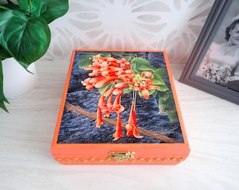 Caja de madera artesanal para decoración y recuerdos: Impresión de mi pintura original “Trumpet Vine”.