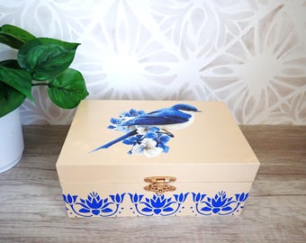 Caja decorativa con decoupage: diseño de pájaro azul, adornos pintados a mano