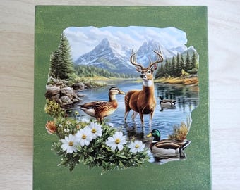 Caja decorativa con decoupage: Escena de naturaleza verde, recuerdo hecho a mano