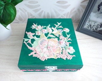 Caja decorativa de recuerdo hecha a mano en color verde jade con flores bordadas