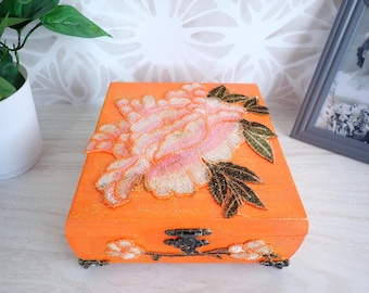 Caja decorativa pintada a mano: un recuerdo único, 18 x 19 x 7,5 cm