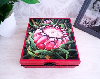 Caja de madera hecha a mano, decoración y recuerdo: impresión de mi pintura original “Red Protea”.