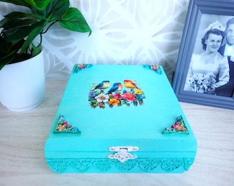 Caja decorativa verde azulado: pájaros pintados a mano, un recuerdo