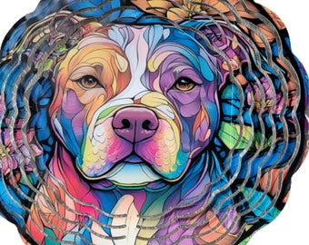 Girandola a vento in vetro colorato a forma di cane pitbull. Da usare come decorazione da appendere o da parete. Ci sono 10 pollici.