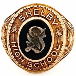 K&ouml;nnte beinhalten: Goldener Klassenring mit schwarzem Onyxstein, der den Buchstaben "S" und die Worte "Shelby High School" zeigt.