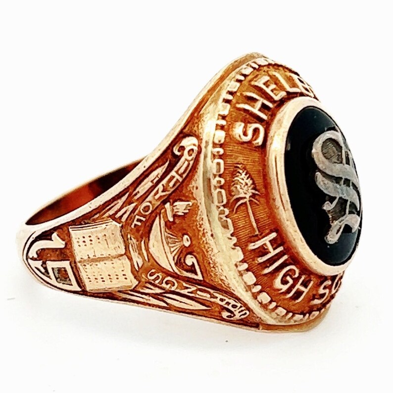 K&ouml;nnte beinhalten: Ein goldener Klassenring mit einem schwarzen Onyxstein und der Inschrift "Sheldon High School".