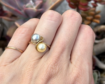 Retro 10kt gold pearl ring, 7mm round gold and grey fresh water pearl on a swirl gallery,Antique pearl and estate Size 5  (sizing availabe)