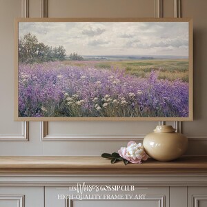 Peut inclure: Une peinture encadrée représentant un champ de fleurs sauvages violettes avec un ciel nuageux en arrière-plan.