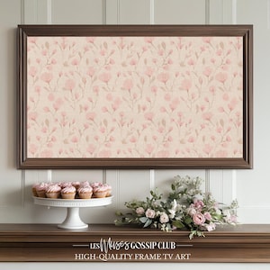 Peut inclure: Un cadre avec une impression florale et un cadre en bois marron foncé. L'impression présente un motif répété de fleurs roses sur un fond beige. En dessous, un présentoir à gâteaux blanc avec des cupcakes et un arrangement floral à droite. Le texte "LES Muses GOSSIP CLUB" et "HIGH-QUALITY FRAME TV ART" est en bas.