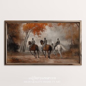 Peut inclure: Peinture vintage encadrée représentant trois cavaliers à cheval dans une forêt. Les cavaliers sont vêtus de sombres vêtements, et les chevaux sont bruns et blancs. L'œuvre a une palette de couleurs chaudes avec un feuillage d'automne.