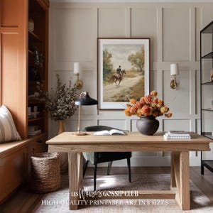 Peut inclure: Un bureau à domicile avec un grand bureau en bois, une lampe de bureau noire et une peinture équestre encadrée. Un vase sombre contient des fleurs orange. Le texte "LES MUSES GOSSIP CLUB" et "HIGH QUALITY PRINTABLE ART IN 8 SIZES" est visible.