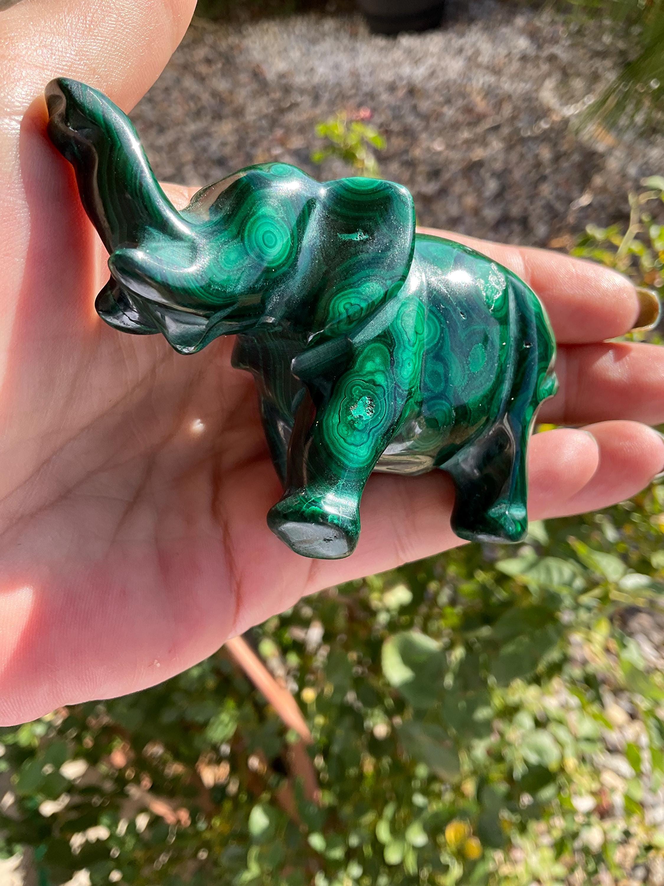 瑪瑙とアゲート製の象の彫刻