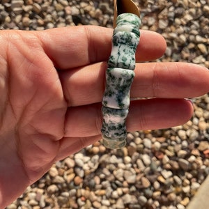 Könnte beinhalten: Ein Armband aus grünem und weißem Achat mit Bambus-Design. Das Armband besteht aus runden Perlen mit einem gemusterten grün-weißen Muster.