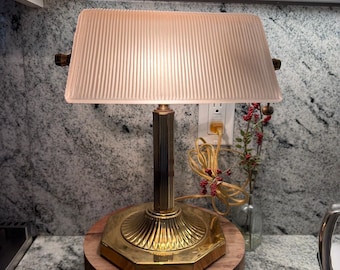 Vintage pianobankiersbureaulamp roze geribbeld glas en messing trekketting in werking