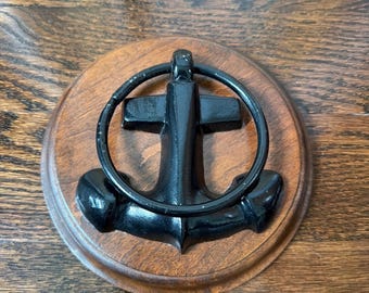 Zwart metalen anker maritiem nautisch decor deurklopper op hout