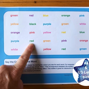 Può includere: Un gioco di riconoscimento dei colori stampato su uno sfondo blu con un bordo bianco. Il gioco ha una griglia di 20 quadrati con diverse parole colorate stampate in ogni quadrato. Le parole sono: verde, rosso, blu, arancione, rosa, giallo, nero, viola, bianco. Il gioco è progettato per aiutare i bambini ad imparare a riconoscere i colori.