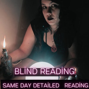 Op de afbeelding: Afbeelding van een persoon in een donkere omgeving met een brandende kaars in een decoratieve fles en een gloeiende bol. De tekst "BLIND READING" en "SAME DAY DETAILED READING" wordt weergegeven in neonroze.