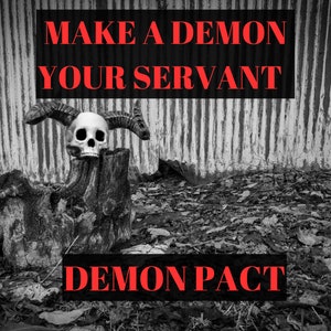 Puede incluir: Una imagen en blanco y negro de una calavera de demonio con cuernos sobre un tocón de árbol. El texto "MAKE A DEMON YOUR SERVANT" está por encima de la calavera y el texto "DEMON PACT" está por debajo de la calavera.