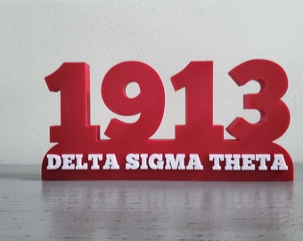Puede incluir: Señal de plástico rojo en 3D con el año 1913 y las palabras "Delta Sigma Theta" en blanco.