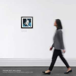 K&ouml;nnte beinhalten: Schwarzwei&szlig;foto einer Person, die Gitarre spielt. Das Foto ist in einem schwarzen Rahmen gerahmt und hat einen blauen Hintergrund. Der Rahmen ist 30,5 cm x 30,5 cm gro&szlig;.