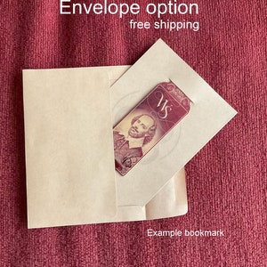 Op de afbeelding: Een bruine envelop met een witte envelop erin. De witte envelop heeft een bladwijzer met een afbeelding van William Shakespeare en de tekst "WS" erop. De tekst "Envelope option free shipping" staat boven de envelop en de tekst "Example bookmark" staat onder de envelop.
