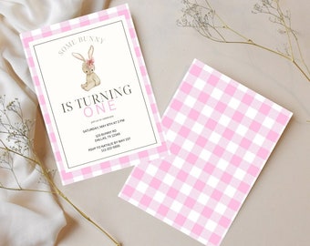 Puede incluir: Una invitación con estampado de cuadros vichy rosa y blanco con un borde blanco. La invitación presenta un conejito de dibujos animados con un lazo rosa y el texto "Some Bunny is Turning One". La invitación también incluye la fecha, la hora, la dirección y la información de RSVP.