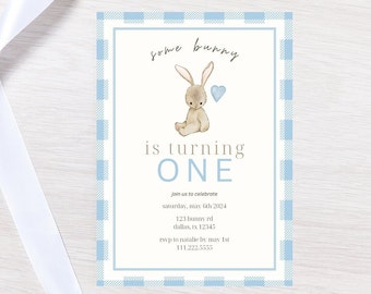 Può includere: Un invito con motivo a quadri vichy blu e bianco con un'illustrazione di un coniglio dei cartoni animati. Il testo sulla carta recita "some bunny is turning ONE, join us to celebrate, saturday, may 6th 2024, 123 bunny rd, dallas, tx 12345, rsvp to natalie by May 1st, 111.222.5555".