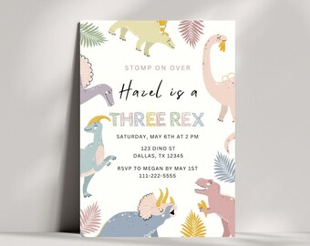 Könnte beinhalten: Eine Dinosaurier-Geburtstagseinladung mit bunten Dinosauriern und dem Text "STOMP ON OVER Hazel is a THREE REX" sowie den Partydetails.