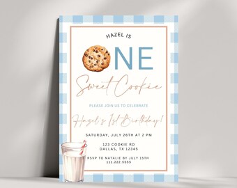 Op de afbeelding: Een uitnodiging voor een eerste verjaardag op een blauw-wit geruit patroon. De uitnodiging luidt "Hazel is één, een zoete koek" en bevat de datum, tijd en locatie van het feest. Er is ook een illustratie van een chocoladekoekje en een glas melk.