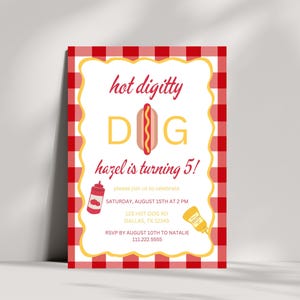 Pode incluir: Convite para uma festa de anivers&aacute;rio em xadrez vermelho e branco com o texto "hot digitty DIG hazel is turning 5!" e um cachorro-quente de desenho animado. O convite inclui a data, a hora, o endere&ccedil;o e as informa&ccedil;&otilde;es de RSVP.